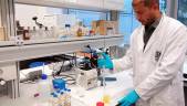 CIENTÍFICO. El investigador Abdelmonaid Azzouz toma muestras en el laboratorio.