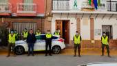 controversia. El alcalde jamilenudo, José María Mercado, con un miembro de la Policía Local y militares.