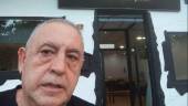Luis Santiago Tobaruela, frente al León XIV Café y Copas. 