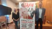 María Espejo y Alberto García flanquean el cartel de festejos que protagoniza Manuel Díaz El Cordobés. / Francisco J. Marín / Diario