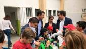 PROMOCIÓN. Los alumnos del colegio Pedro Poveda hacen su propio desayuno saludable de un bocadillo con aceite y cacao.