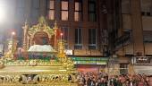 El Cristo Yacente procesiona por la calle San Clemente. / A. Claudio.