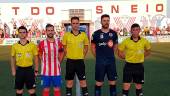 DUELO. El capitán del Atlético Porcuna, Chiqui, y el del Ciudad de Torredonjimeno, Álvaro Lozano, con el trío arbitral.