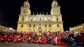 Participantes en la “Papanoelada Motera” bajo la Catedral de Jaén, en la Plaza de Santa María. / Ayuntamiento de Jaén.