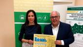 MOVILIDAD. Ana Valencia y Jesús Estrella, con el cartel anunciador de las actividades.