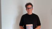 Miguel Ángel Santamarina posa junto a su nuevo libro. 