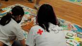 Voluntaria de cruz Roja en un proyecto con menores. / Cruz Roja / Europa Press.