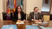 Eva Funes y Luis Jesús García-Lomas firman el convenio de colaboración entre el Ayuntamiento y Caja Rural.
