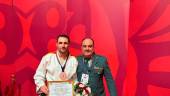 El judoca Pablo Buendía con el director Técnico y entrenador del equipo nacional militar de judo, Roberto Huerta.