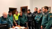 COORDINACIÓN. Agentes de la Guardia Civil estableciendo las directrices a seguir durante el dispositivo de búsqueda; a la derecha, una fotografía de Ángela Cotarelo. Se le vio por última vez con chaqueta negra y pantalón vaquero claro.