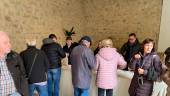 Vecinos y visitantes compran las rosquillas en la parroquia de Santa María Magdalena. / Juanfran Paredes / Diario JAÉN. 