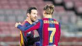 primer gol. Leo Messi es felicitado por Griezmann después de transformar el penalti.