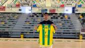 Pablo Ordóñez posa con la camiseta del Jaén Paraíso Interior a finales de julio en el Olivo Arena. Jaén FS.