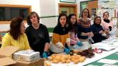 ELABORACIÓN. Madres voluntarias del ampa “San Fernando”, durante la realización de los típicos hoyos marteños, elaborados con bollos de pan, el aceite de oliva virgen extra y con el toque especial del chocolate, para endulzar el paladar de los pequeños.