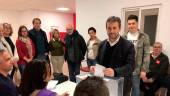 VOTACIÓN. Julio Millán en la sede del PSOE local de la capital.