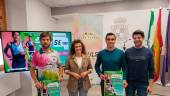 Kiko García, Beatriz López, Francisco Luque y José Ramiro Delgado posan con el cartel promocional del evento deportivo. / G. Moreno.