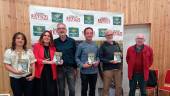 Mariluz Castillo, Ana Civantos, Andrés Ortiz, Antonio Rodríguez, Javier Broncano y Victoriano Martínez posan con ejemplares de la reedición del libro. / Fran Miranda / Diario JAÉN.