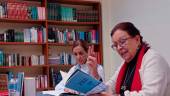 Manuela Rosa Jaenes y Socorro Mármol BrÍs durante la presentación de “Habitantes del páramo” en Pegalajar. / Fran Miranda / Diario JAÉN.
