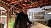 El arquitecto Luis Berges Roldán en su mesa de trabajo. / Diario JAÉN. 