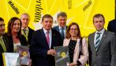 Luis Planas y Elena Busutil, en el centro, en su visita a Expoliva. 