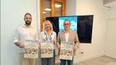 María Espejo, José Ayala y Sebastián Gómez posan con el cartel anunciador del I Encuentro nacional de Microcoches-Biscuter Jaén.