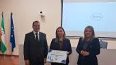 Jesús Herrera, María Belén Martínez y Elena González durante la entrega del reconocimiento al Hospital Universitario. / Álex Roig / Diario JAÉN.