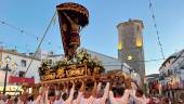 El Cristo de la Vera Cruz atraviesa la plaza principal del municipio entre los aplausos de sus fieles. / Álvaro Guzguti / Diario JAÉN.