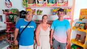 La dueña Montserrat Ortiz junto con los vecinos Blas Ramírez y Francisco Checa. / Adrián Claudio / Diario JAÉN. 