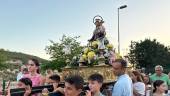 La imagen recorre los rincones del barrio portada por los voluntarios más pequeños y bajo los cánticos de los vecinos. / Nuria Fernández / Diario JAÉN. 