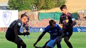 Álex Caramelo pelea un balón en el partido contra el Águilas de la primera vuelta. / Antonio Del Arco.