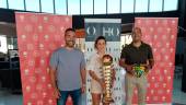 Javier Mañas, Beatriz López y Manuel Arjonilla posan con el trofeo y el balón del torneo. / Gilberto Moreno / Diario JAÉN.
