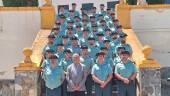 Manuel Fernández, junto a los guardias civiles en prácticas, en el recibimiento. / Subdelegación del Gobierno en Jaén. 