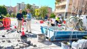 Julio Millán y Javier Padorno en las obras de los adoquines del tranvía.