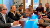 ENCUENTRO. Marifrán Carazo interviene en la reunión con los miembros de la plataforma, ayer, en la Delegación del Gobierno andaluz en Granada.