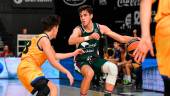 DIRECCIÓN. Pablo Sánchez encara a Guillermo García, durante la final ante el Gran Canaria.