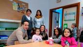 CENTRO PÚBLICO. Yolanda Reche y otros ediles de La Carolina durante su visita al colegio Navas de Tolosa.