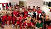 ALEGRÍA. Los jugadores y el cuadro técnico del Torreperogil celebran la victoria ante el Maracena.