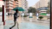Imagen de archivo de un hombre con paraguas, bajo la lluvia, en el centro de Jaén capital. / Jason Moyano / Diario JAÉN. 