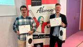 Los alumnos Julio García Martínez y Juan Alberto Peñuela reciben el reconocimiento Alumni “Paseo de la Fama” de la UJA. / Universidad de Jaén.