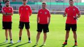 Pedro Díaz, en el centro, junto con sus compañeros del cuadro técnico. / Linares deportivo.