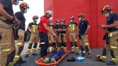 FORMACIÓN. El equipo de Bomberos de Martos, en una actividad de curso de rescate en altura.