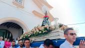 Salida de la Virgen del Pilar de la iglesia hacia las calles de Cortijos Nuevos. / Adrián Claudio Bonache / Diario JAÉN.