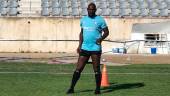 SESIÓN DE TRABAJO. Achille Emaná se ejercita en el Estadio de La Victoria.