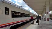 Viajeros en la estación de tren de Jaén. 