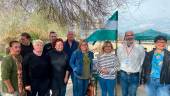 María del Carmen Angulo, Juan Ramón Moral e Inés Arco con los vecinos de Puente Tablas. / Juanfran Paredes / Diario JAÉN.