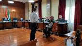 E acusado, sentado, observa la navaja presentada como prueba en el juicio. / Europa Press.