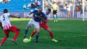 PRESIÓN. El centrocampista del Linares Deportivo, Fran Carnicer, controla el balón entre dos rivales.