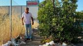 Antonio Losa, junto a residuos dejados en el suelo en uno de los polígonos industriales. / PP de Jaén. 