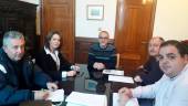 REUNIÓN. Aurelio Cabello, Lourdes Martínez, José Miranda, Antonio Caño y Víctor Torres, en el Ayuntamiento.