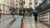 Lluvia en la calle Bernabé Soriano de la capital. Archivo. / Jason Moyano / Diario JAÉN. 